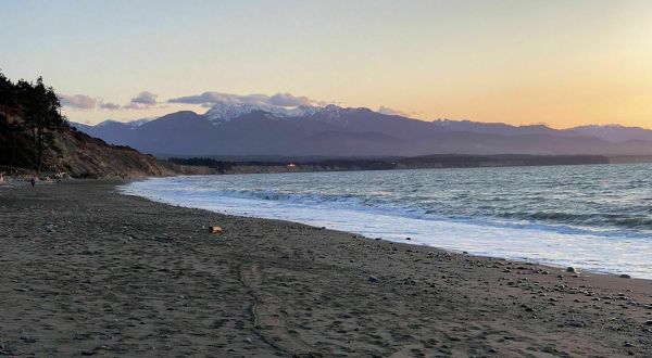 Walk Alongside The Ocean On The 10-Mile Dungeness Spit Trail In Washington