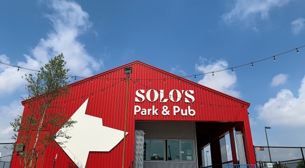 Spend The Day With Fido And Friends At Solo’s Park & Pub In Oklahoma, A Dog Park And Restaurant All In One