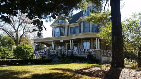 Spend the Night At Illinois' Cherry Tree Inn, A B&B That Was Featured In A Famous Film