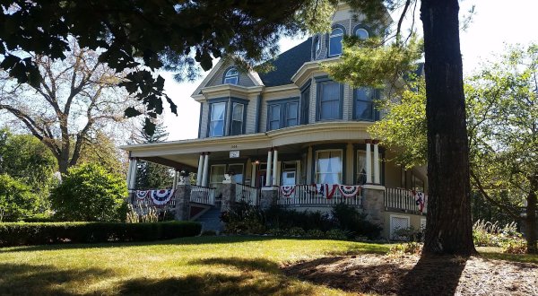 Spend the Night At Illinois’ Cherry Tree Inn, A B&B That Was Featured In A Famous Film
