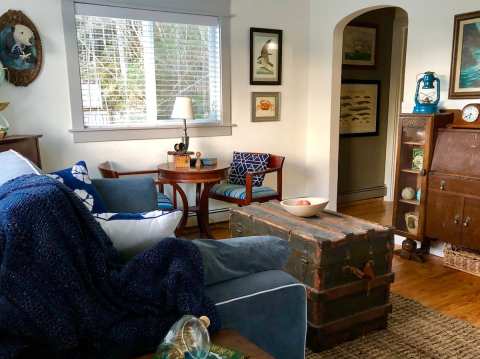 Stay Close To Downtown Seward In This Charming Cottage By The Lagoon In Alaska