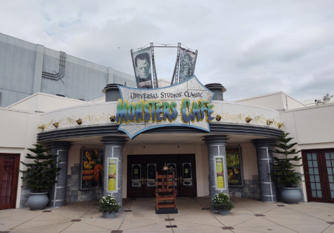 A Horror Movie-Themed Restaurant With Scary Good Food, The Classic Monsters Cafe In Florida Is a Must-Visit
