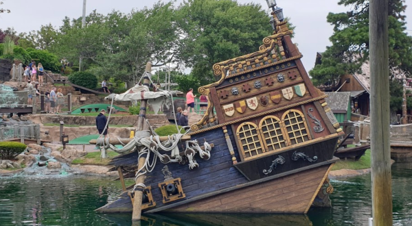 Pirate’s Cove Is A Pirate-Themed Mini Golf Course In Massachusetts That’s Tons Of Fun