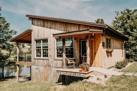 Forget The Resorts, Rent This Charming Waterfront Cabin In Kentucky Instead