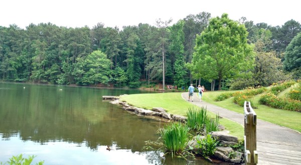 Take A Stroll Along This Short And Easy Garden Trail In Alabama For The Perfect Summer Afternoon