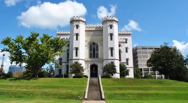 Few Know The Haunting History Behind One Of Louisiana’s Most Iconic Castles