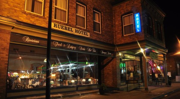 The Historic Ruebel Hotel In Illinois Is Notoriously Haunted And We Dare You To Spend The Night
