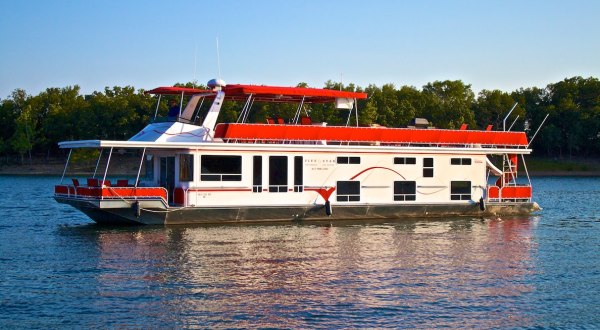 Sail On Table Rock Lake On A Luxurious Houseboat For A Unique Adventure In Missouri