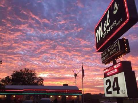 Nothing Hits The Spot Quite Like A Meal From Mel's Diner In Louisiana