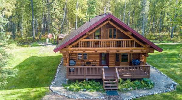 Pack Up The Family For A Weekend Getaway To This Modern Alaskan Log Cabin