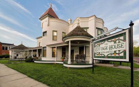 Built In 1867, This Dreamy Historic Hotel In Kansas Is Something To Marvel Over