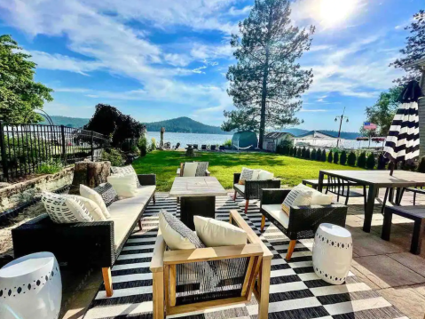 This Lavish Lakefront AIrbnb In Washington Is Located In A Surprising Spot