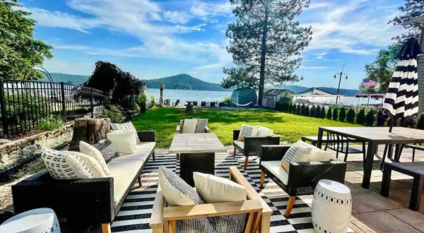 This Lavish Lakefront AIrbnb In Washington Is Located In A Surprising Spot