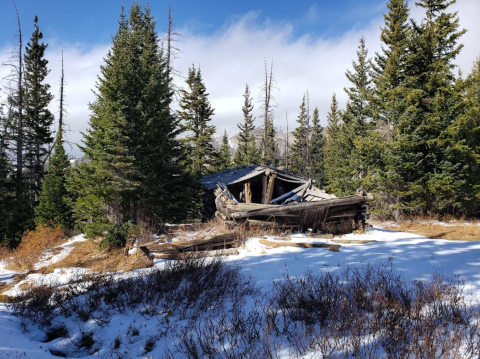 Miner’s Cabin Trail Is A Quiet, Scenic Hike In Wyoming That Leads To A Secret Homestead
