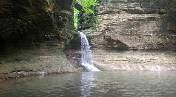 This 2-Mile Trail In Illinois Leads To A Cascading Waterfall
