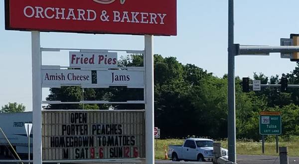 You Can’t Pass Up The Incredible Peach Desserts At The Peach Barn Orchard & Bakery In Oklahoma