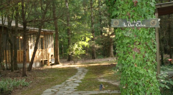 An Overnight Stay At This Secluded Cabin In Mississippi Costs Less Than $100 A Night And Will Take You Back In Time