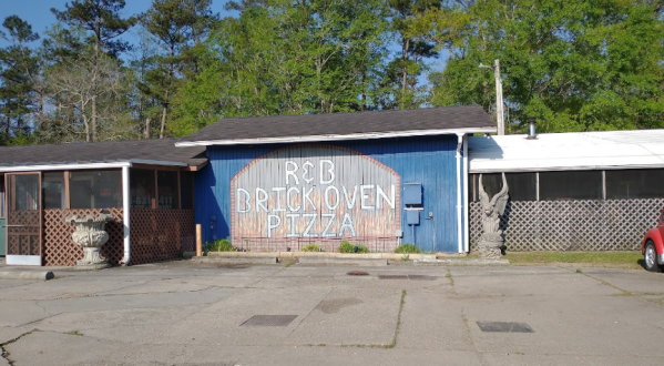 Don’t Make The Mistake Of Passing Up R&B Brick Oven Pizza, A Mississippi Hole-In-The-Wall That Serves Mouthwatering Pies