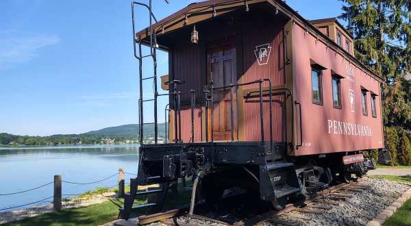 Spend The Night In An Airbnb That’s Inside An Actual Caboose Right Here In Pennsylvania