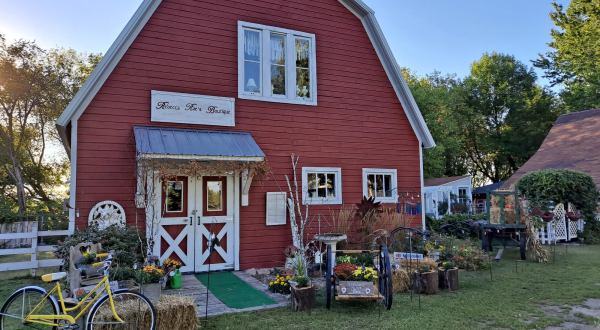 This Adorable Two-Story Barn Boutique In Minnesota Is A Treasure Trove Of Amazing Antique And Vintage Finds