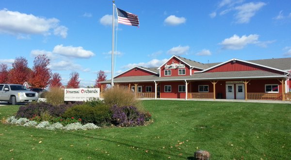 Enjoy A Festive Fall Day Picking Apples And Drinking Apple Wine At Jonamac Orchard In Illinois