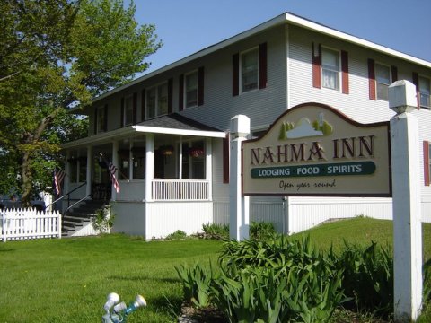 The Historic Nahma Inn In Michigan Is Notoriously Haunted And We Dare You To Spend The Night