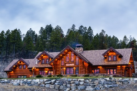Curl Up In A Cozy Suite This Season At Coyote Bluff Estate In Montana
