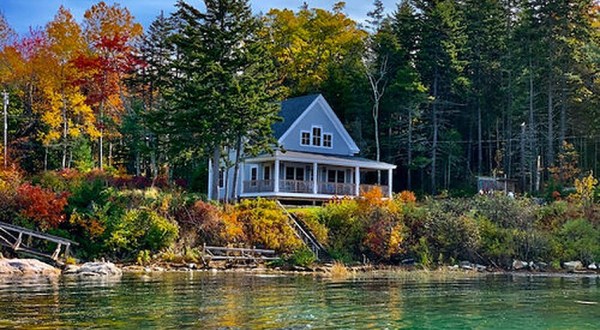 These Coastal Cottages In Maine Have Been Offering Visitors The Most Beautiful Autumn For 90 Years