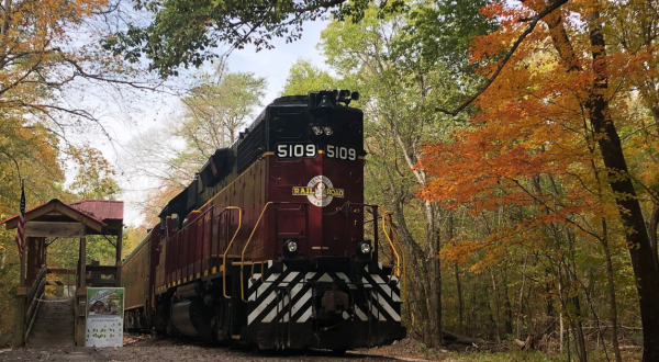 This Fall Foliage Train Ride In Tennessee Is Scenic And Fun For The Whole Family