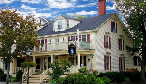 The Historic Kennebunk Inn In Maine Is Notoriously Haunted And We Dare You To Spend The Night