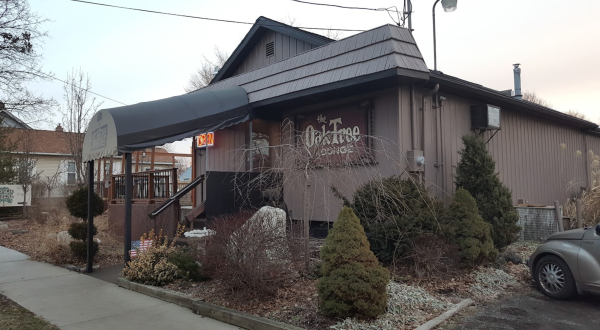 The Oak Tree Lounge Is Michigan’s Most Down-To-Earth Little Restaurant