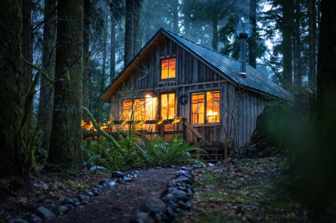 An Overnight Stay At This Secluded Cabin In Oregon Costs Just $100 A Night And Will Take You Back In Time