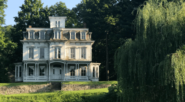 The New Jersey Ghost Town That’s Perfect For An Autumn Day Trip