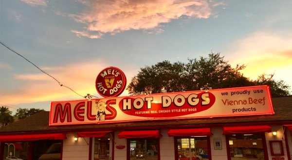 This Retro-Florida Hot Dog Shop Serves Up Delicious, Traditional Food