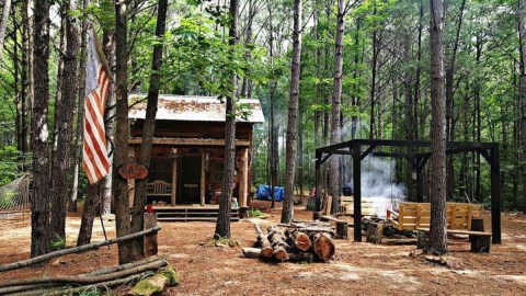 An Overnight Stay At This Secluded Cabin In Alabama Costs Less Than $100 A Night And Will Take You Back In Time