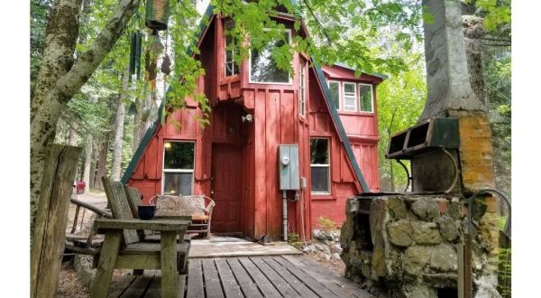 An Overnight Stay At This Secluded Cabin In Oregon Costs Less Than $100 A Night And Will Take You Back In Time