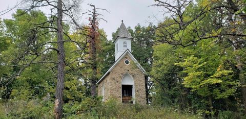 A Mysterious Woodland Trail In Iowa Will Take You To The Original Junkerman Farm Ruins