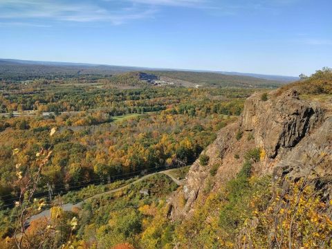 The Awesome Hike That Will Take You To The Most Spectacular Fall Foliage In Connecticut