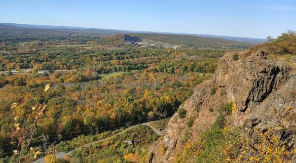 The Awesome Hike That Will Take You To The Most Spectacular Fall Foliage In Connecticut