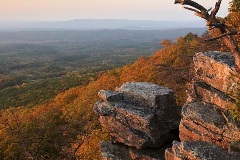 The Awesome Hike That Will Take You To The Most Spectacular Fall Foliage In Alabama