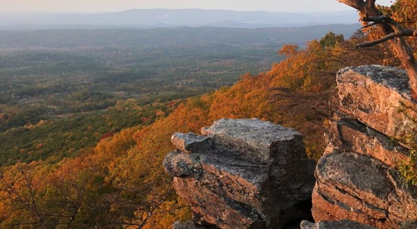 The Awesome Hike That Will Take You To The Most Spectacular Fall Foliage In Alabama