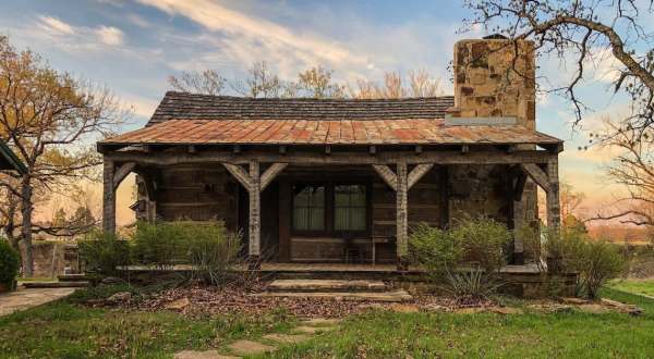 An Overnight Stay At This Secluded Cabin In Oklahoma Costs Less Than $100 A Night And Will Take You Back In Time