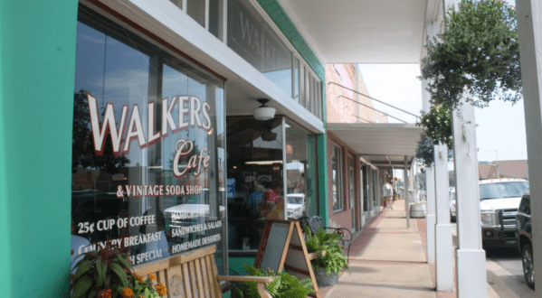 Locals Can’t Get Enough Of The Friday Night Fish And Shrimp At Walkers Cafe In Texas