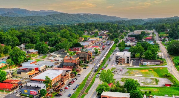 If One Night Isn’t Enough, Spend The Whole Weekend In The Mountain Town Of Blue Ridge, Georgia