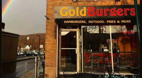 You Can’t Pass Up The Amazing Made-From-Scratch Burgers At GoldBurgers In Connecticut