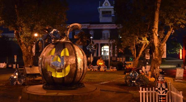Every October, This Entire Oregon Town Becomes A Spooky Halloween Village