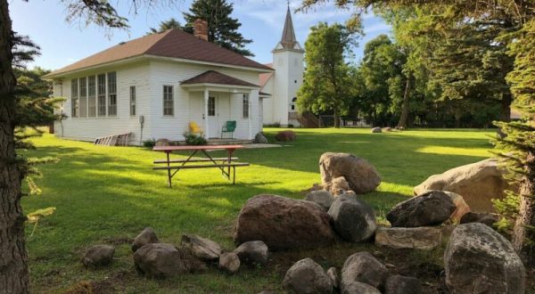 There’s A Schoolhouse-Themed Airbnb In North Dakota And It’s The Perfect Little Hideout