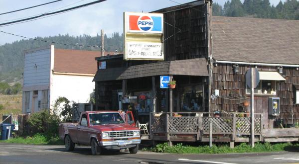 The Sandwiches From This Roadside Community Store In Northern California Are Definitely Worth A Stop