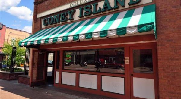 Since 1928, The Old-School Restaurant Deluxe Coney Island Has Served Up Hot Dogs, Gyros, And More In Duluth, Minnesota
