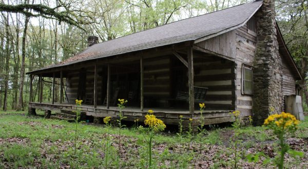 Travel Back In Time With A Stay At The Pleasant Home, A Historic Cabin In Mississippi That Dates Back To 1845